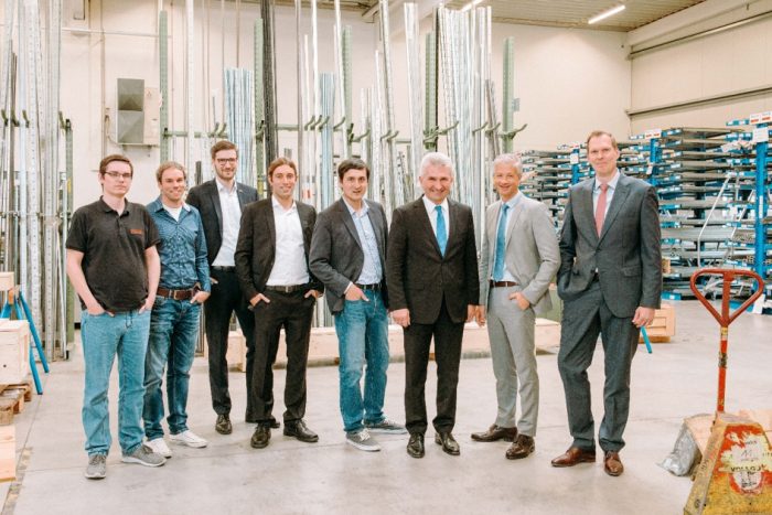 Nachdem das Digitalisierungsteam seine Arbeit vorgestellt hatte, begleitete es gemeinsam mit Rüdiger Knevels, Geschäftsführer der Rollon GmbH, den Wirtschaftsminister Prof. Dr. Andreas Pinkwart und MdL Rainer Matheisen noch durch die Produktionshallen.