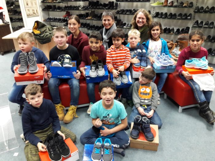 Der gemeinsame Schuhkauf sorgte für viel Freude – nicht nur bei den Kindern.
